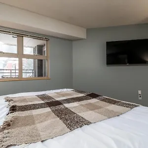 Creekside Slopeside 1br With Pool, Hot Tub, Bbq , Whistler Canada