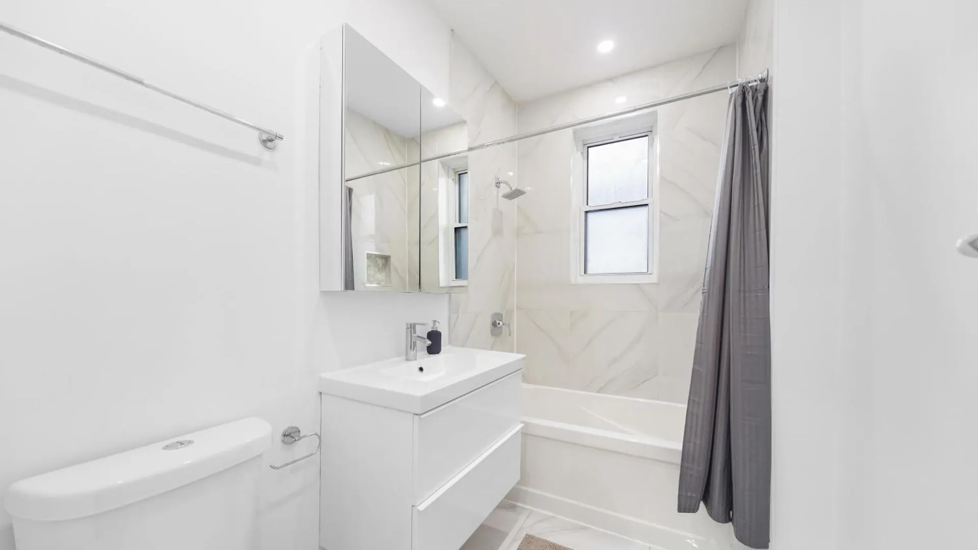 Modern And Cozy 4 Bedrooms Sleep 12 Montreal Apartment