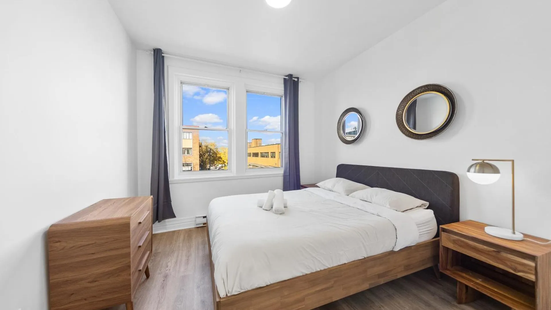 Modern And Cozy 4 Bedrooms Sleep 12 Montreal