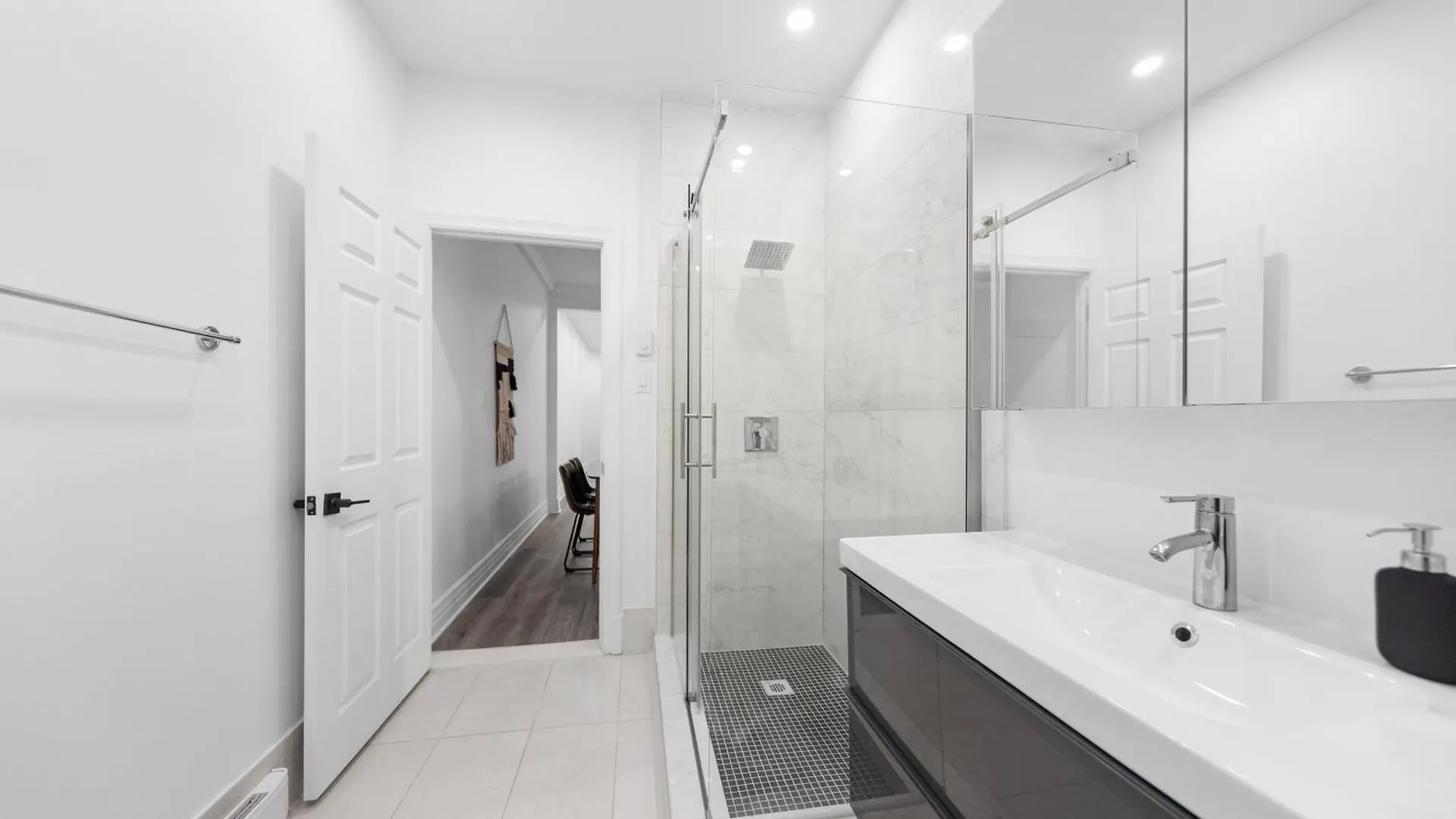 Modern And Cozy 4 Bedrooms Sleep 12 Montreal Apartment
