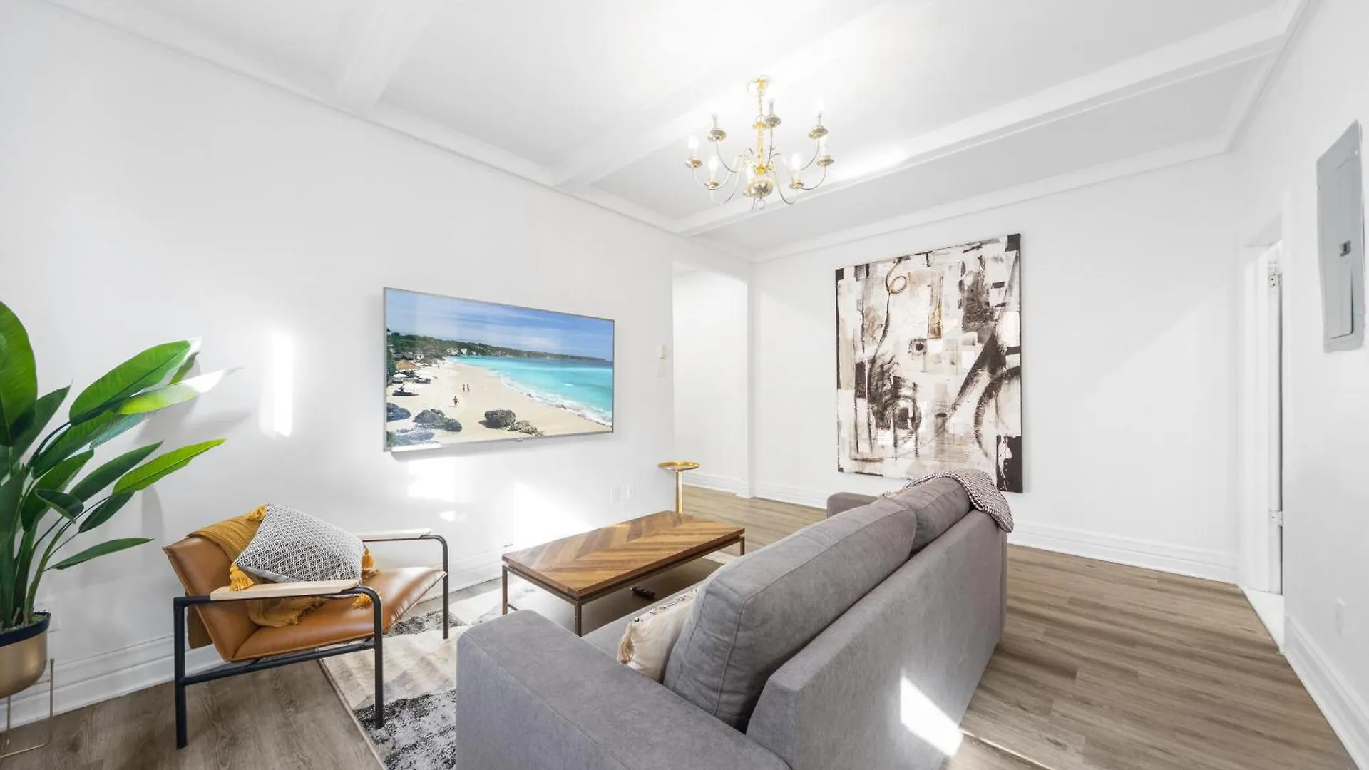 Modern And Cozy 4 Bedrooms Sleep 12 Montreal Apartment