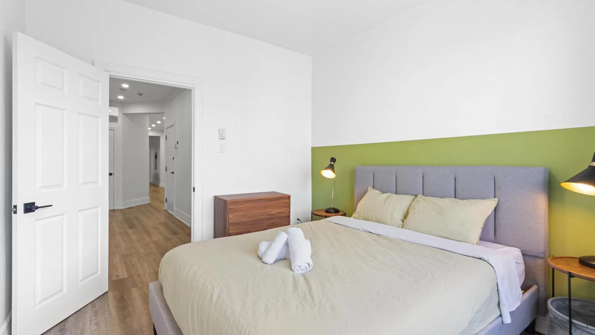 Apartment Modern And Cozy 4 Bedrooms Sleep 12 Montreal